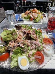 Salade en terrasse au Grand Café de L'Union à Avranches